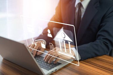Bilgisayarlı bankacılık ve ödeme yapan bir iş adamı, dijital pazarlama. Finans ve bankacılık şebekesi. Çevrimiçi alışveriş ve ikon müşteri ağı bağlantısı, siber güvenlik. İş teknolojisi.