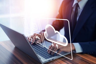 Bilgisayar girişi Cloud bilgisayar konsepti ve Cloud bilgisayar güvenliği kullanan bir işadamı