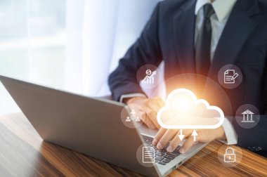 Güvenlik mahremiyeti verilerinin hesaplanmasında bilgisayar bağlantısı kullanan işadamı