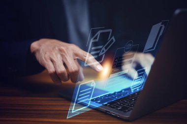 Sanal ekranda dizüstü bilgisayarda çalışan güvenlik bilgisayar işadamı, onay kutusu listeli belgeler, giriş ve şifre, siber güvenlik konsepti, veri koruması ve güvenli internet erişimi