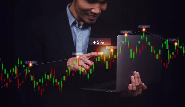 Бизнесмен Проводящий Компьютерную Торговлю Онлайн Инвестиционный Фондовый Рынок Цифровой Графической — стоковое фото