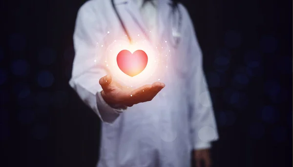 Hände Die Digitales Herz Auf Dem Bildschirm Halten Gesundheitsfürsorge Liebe — Stockfoto