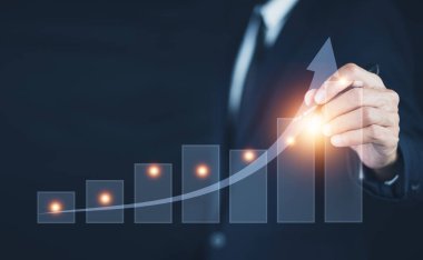 İş büyümesi konsepti, iş geliştirme başarıya ve büyüyen büyüme konseptine, İşadamı ok grafiğini işaret eden ok grafiği kurumsal gelecek büyüme planı