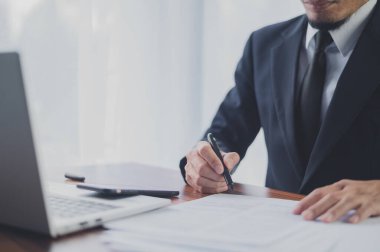 2022 'den 2023' e kadar iş planlaması için ofiste çalışan işadamı ve belge mali işletme yönetimi üzerine el yazısı