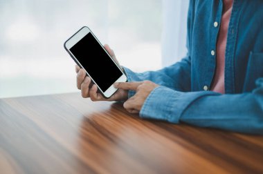 İşadamı ofiste akıllı telefon teknolojisi kullanıyor.