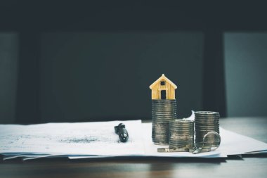 Sikkeler konsept para kredi yatırım montajı yığını