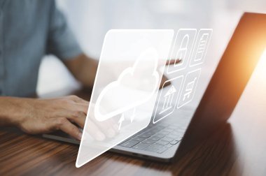 Bilgisayar girişi Cloud bilgisayar konsepti ve Cloud bilgisayar güvenliği kullanan bir işadamı