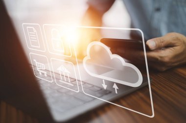 Bilgisayar girişi Cloud bilgisayar konsepti ve Cloud bilgisayar güvenliği kullanan bir işadamı