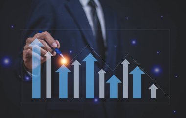 İş adamı görsel ekran başarıya ve büyüyen büyüme konseptine iş geliştirme.