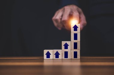 İş büyümesi konsepti için odun küpüne ok, sürekli iş büyümesi