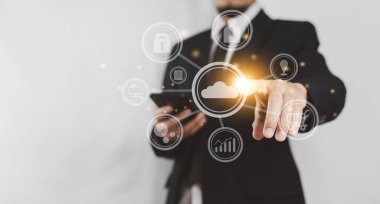 Teknoloji bulut teknolojisi konsepti, iş adamı internet bulut hesaplama sunucusunda bulut hesaplamasına bağlanan akıllı telefonu kullanıyor