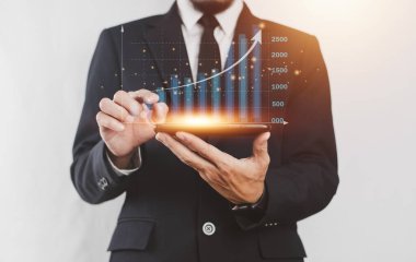 İşadamı görsel ekran dijital grafik veri analizinde borsa ticareti yapıyor, tüccar