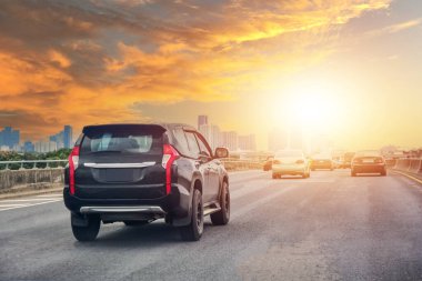 Yolda araba kullanmak ve günlük yolculuklarda kullanılan küçük yolcu koltuğu. Otomobil. Şehir Arabası.