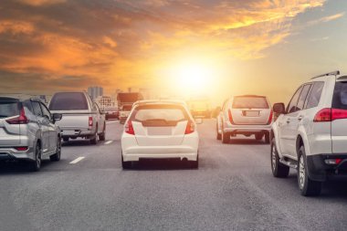 Yolda araba kullanmak ve günlük yolculuklarda kullanılan küçük yolcu koltuğu. Otomobil. Şehir Arabası.