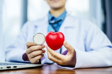 Doktor elleri kırmızı kalp, sağlık, aşk, organ bağışı, farkındalık, aile sigortası ve CSR konsepti, dünya kalp günü, dünya sağlık günü, dünya akıl sağlığı günü, dua konsepti