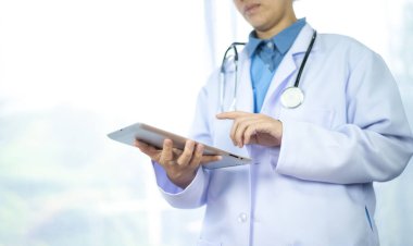 Doktor elinde tablet, sağlık ve tıp konsepti tutuyor. Doktor, hemşire.