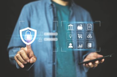 Şifre siber güvenlik ve gizlilik kavramlarını kullanarak verileri koruyan bir iş adamı. Simge internet ağ güvenlik teknolojisini kilitle. Kişisel verileri dizüstü bilgisayar ve sanal arayüzlerde koruyan iş adamları.