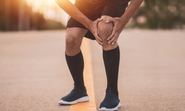 Kapatın ellerinizi, dizinizi tutun, yaşlı adam diz ağrısı, eski diz ağrısı konsepti