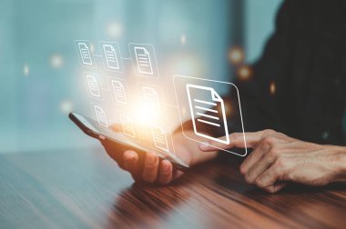 Güvenlik, araştırma ve yönetmek için cep telefonu yazılımı kullanan işadamı, şirket veri yönetim sistemi ve çalışan mahremiyetine sahip belge yönetim sistemi.