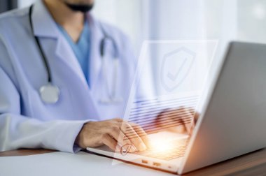 Sağlık sigortası, hastanede çalışan doktor ve görsel ekran teknolojisi konsepti hayat sigortası ve sağlık sigortası konsepti