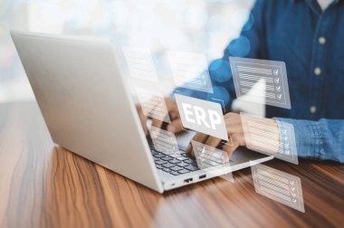 ERP şirketi işletmecisi için ERP programı ERP 'nin yönetimini belgelemek için bilgisayar kullanıyor. Girişim kaynak planlama kavramı.