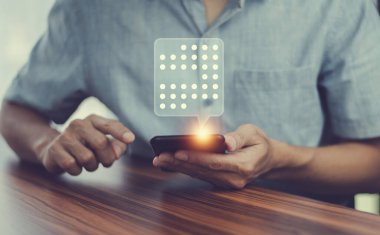 Akıllı telefon kullanan insanlar sosyal medyada mesaj gönderiyor