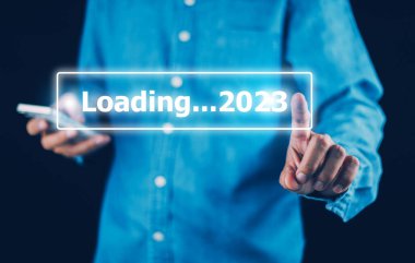 2023 'ü yüklemek için akıllı telefon kullanarak yeni yıla 2023 konseptiyle başlayın.