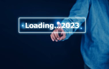 2023 'ü yüklemek için akıllı telefon kullanarak yeni yıla 2023 konseptiyle başlayın.