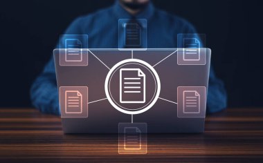 DMS belge yönetimi için bilgisayar, Döküman sistemi yönetimi için ERP yazılımı kullanan bir işadamı. Arşivleme ve verimli bir şekilde yönetme ve bilgi dosyalarına otomasyon yazılımı.