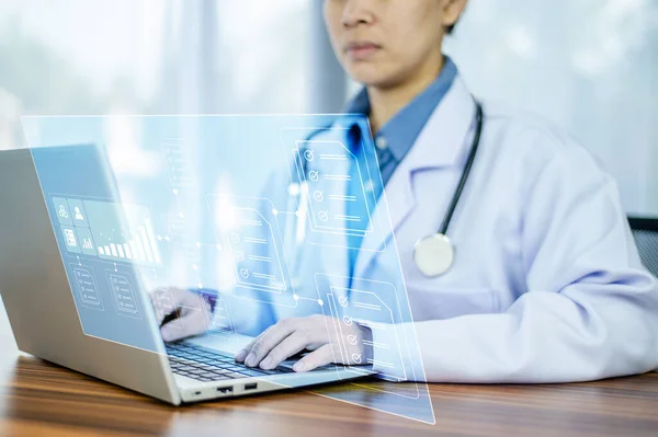 文档概念 医生使用计算机连接服务器数据库病人在医院进行技术治疗 文档概念管理 — 图库照片