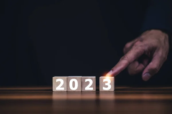 Mão Segurar Cubo Madeira Início Início Novo Ano 2023 Preparação — Fotografia de Stock