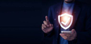 Sigorta kavramı, cep telefonu kullanan adam ev sigortası, hayat sigortası, araba, seyahat, sağlık, hayat sigortası için internetten sigorta satın alıyor..