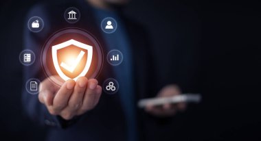 Çevrimiçi sigorta konsepti satın al, cep telefonu sigortası al, hayat sigortası al.