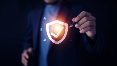 Çevrimiçi sigorta konsepti alın, cep telefonu sigortası, hayat sigortası, ev sigortası.