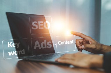 SEO Arama Motoru Analizi, SEO Arama Motoru optimizasyon konsepti dizüstü bilgisayarla. İnternet sitesindeki sıralama trafiği, iş dünyası için internet teknolojisi.