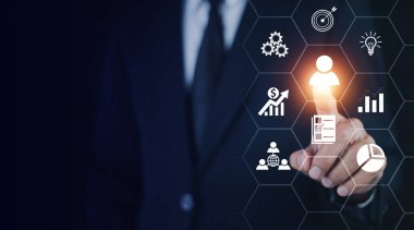 İş adamları ekranda hedef müşteriye dokunuyor. Hedef müşteri, alıcı kişiliği, müşteri davranışları konsepti. Pazarlama planı ve stratejileri. Kişiselleştirme pazarlama, müşteri merkezli stratejiler.