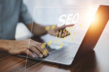 SEO Arama Motoru Analizi, SEO Arama Motoru optimizasyon konsepti dizüstü bilgisayarla. İnternet sitesindeki sıralama trafiği, iş dünyası için internet teknolojisi.