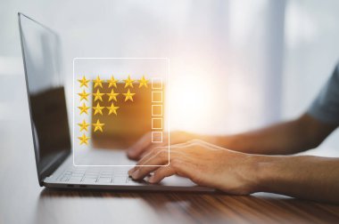 Müşteri değerlendirme konsepti, müşteri hizmetleri ve ürün kalitesi değerlendirmesi çevrimiçi