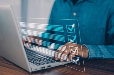 Ofis Belge Yönetimi Sistemi 'nde çalışan işadamı ve sanal ekran konsepti üzerine dijital iş kontrol listesi, dosya verimli bir şekilde yönetmek için otomasyon işleme.
