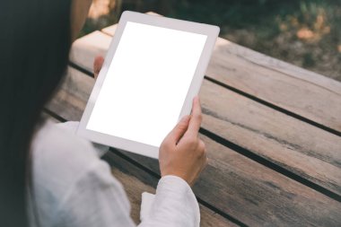 Tasarım spekülasyonu için tablet boş ekran modeli kullanan kadın