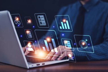 Belge yönetimi bilgi sistemi kavramı, Belge yönetimi bilgi sistemi için görsel ekran İnternet kullanan İşadamı ve şirkette ERP program veri dizini, ERP belge yönetimi