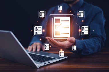 Belge yönetimi bilgi sistemi kavramı, Belge yönetimi bilgi sistemi için görsel ekran İnternet kullanan İşadamı ve şirkette ERP program veri dizini, ERP belge yönetimi