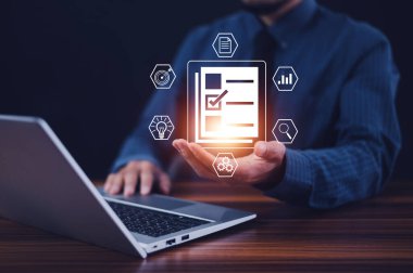 Belge yönetimi bilgi sistemi kavramı, Belge yönetimi bilgi sistemi için görsel ekran İnternet kullanan İşadamı ve şirkette ERP program veri dizini, ERP belge yönetimi