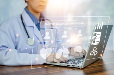 Doktor, hastanede tedavi için kalp hastalıklarının tedavisinde kardiyologlar için bilgisayar sistemi yönetimi üzerinde teknoloji yönetimi kullanıyor, DMS belge yönetimi kavramı