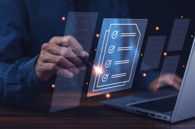 Dijital belge kontrol listesi konsepti, dizüstü bilgisayarı kullanan işadamı çevrimiçi inceleme formu doldurma, dijital form kontrol listesi,