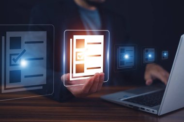 Belge yönetimi bilgi sistemi kavramı, Belge yönetimi bilgi sistemi için görsel ekran İnternet kullanan İşadamı ve şirkette ERP program veri dizini, ERP belge yönetimi