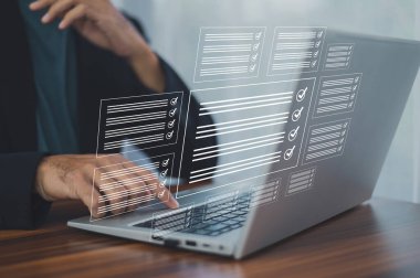 Belge yönetimi bilgi sistemi kavramı, Belge yönetimi bilgi sistemi için görsel ekran İnternet kullanan İşadamı ve şirkette ERP program veri dizini, ERP belge yönetimi