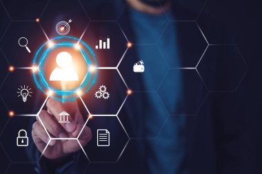 İş adamları ekranda hedef müşteriye dokunuyor. Hedef müşteri, alıcı kişiliği, müşteri davranışları konsepti. Pazarlama planı ve stratejileri. Kişiselleştirme pazarlama, müşteri merkezli stratejiler.