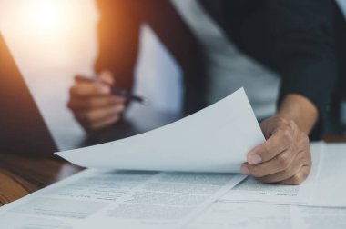 Ofiste çalışan işadamı imzalı belge
