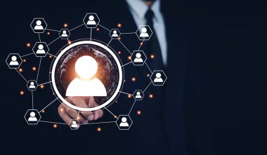 İş adamları ekranda hedef müşteriye dokunuyor. Hedef müşteri, alıcı kişiliği, müşteri davranışları konsepti. Pazarlama planı ve stratejileri. Kişiselleştirme pazarlama, müşteri merkezli stratejiler.